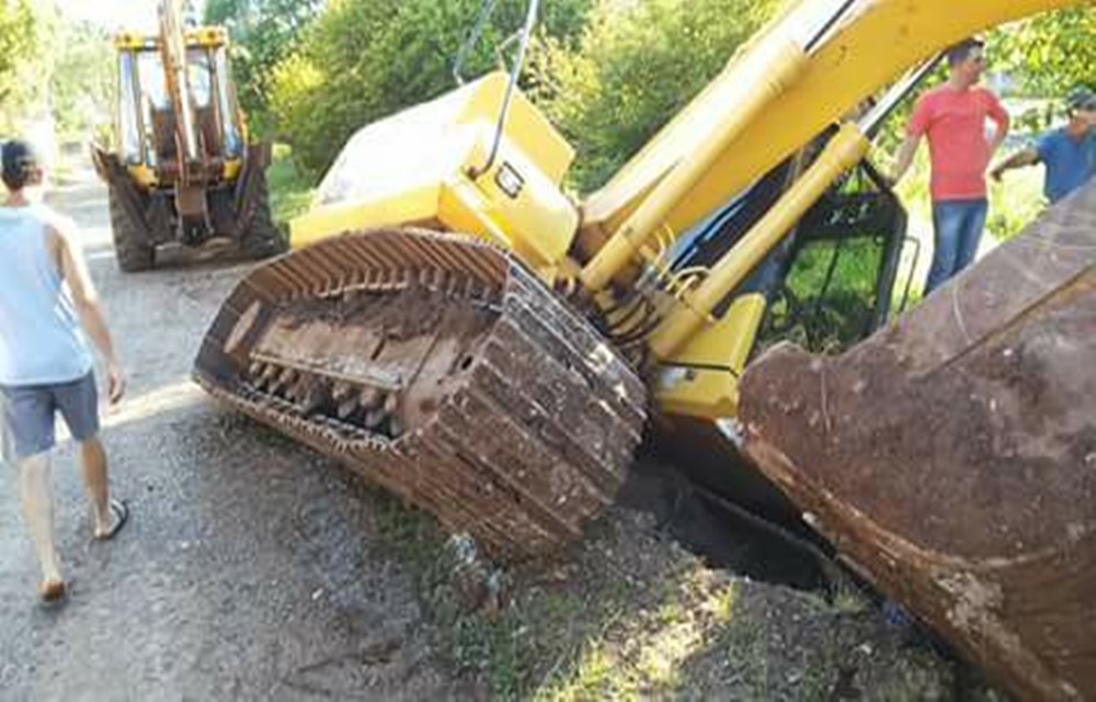 Ir para  <p>Ontem, Sexta-feira, por volta das 17 horas, uma draga da Prefeitura Municipal de Viadutos caiu na fossa em que estava trabalhando. O operador da m&aacute;quina n&atilde;o se feriu e foi necess&aacute;rio o uso de outras...